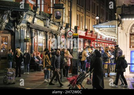 London, Großbritannien. 19th. November 2021. Die Theater und Pubs im West End sind an diesem Freitagabend voll. Das Zentrum von London rund um Covent Garden, Soho und Westminster ist wieder voll mit After-Work-Drinks, Nachtschwärmer und Theaterbesuchern, da die Weihnachtszeit naht. Kredit: Imageplotter/Alamy Live Nachrichten Stockfoto