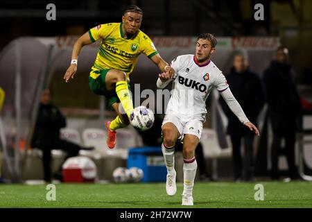 VELSEN-ZUID, NIEDERLANDE - 19. NOVEMBER: Vicente Besuijen von ADO Den Haag, Niels van Wetten vom SC Telstar während des niederländischen Keukenkampioendivisie-Spiels zwischen Telstar und ADO Den Haag am 19. November 2021 im BUKO-Stadion in Velsen-Zuid, Niederlande (Foto: Hans van der Valk/Orange Picches) Quelle: Orange Pics BV/Alamy Live News Stockfoto