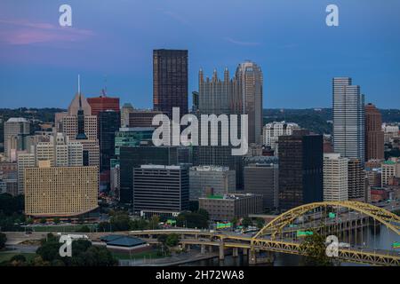 Stadtbild von Pittsburgh und Abendlicht. Fort Pitt Bridge im Hintergrund. Wunderschöne Skyline Von Pittsburgh Stockfoto