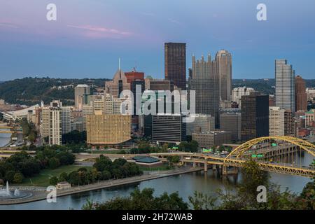 Stadtbild von Pittsburgh und Abendlicht. Fort Pitt Bridge im Hintergrund. Wunderschöne Skyline Von Pittsburgh Stockfoto