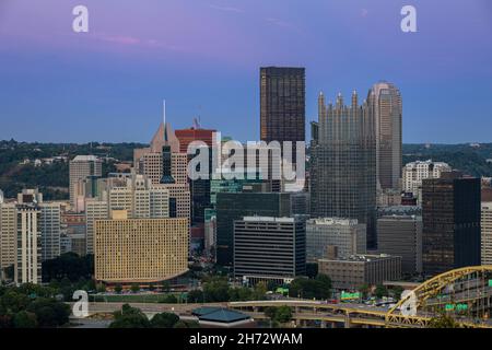 Stadtbild von Pittsburgh und Abendlicht. Fort Pitt Bridge im Hintergrund. Wunderschöne Skyline Von Pittsburgh Stockfoto