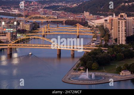 Stadtbild von Pittsburgh und Abendlicht. Fort Duquesne Brücke im Hintergrund. Andy Warhol Bridge, Rachel Carson Bridge, Roberto Clemente Bridge i Stockfoto