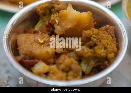 Nahaufnahme von Aloo Gobi in einer Tasse Stockfoto