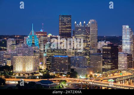 Stadtbild von Pittsburgh und Abendlicht. Fort Pitt Bridge im Hintergrund. Wunderschöne Skyline Von Pittsburgh Stockfoto