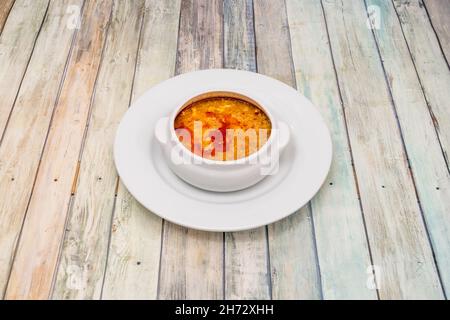 Weiße Schüssel mit kastilischen Suppe, Jahrhunderte altes Speiserezept Stockfoto