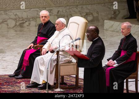 Vatikanstadt, Vatikan. 17th. November 2021. Papst Franziskus leitet seine traditionelle Generalaudienz am Mittwoch in der Audience Hall von Paul VI. In der Vatikanstadt. (Foto: Stefano Costantino/SOPA Images/Sipa USA) Quelle: SIPA USA/Alamy Live News Stockfoto