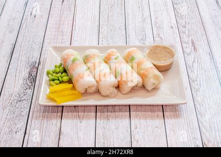 Japanische Cristal-Brötchen gefüllt mit Reis, gekochten Garnelen und Edamame-Bohnen mit Mango Stockfoto