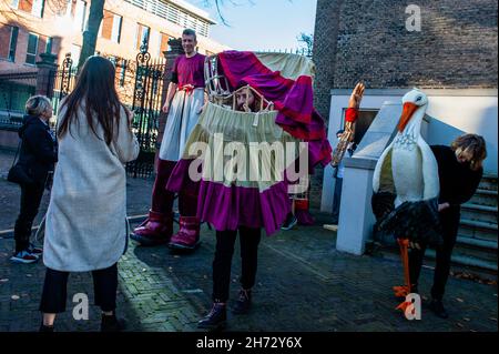 Den Haag, Niederlande. 19th. November 2021. Am letzten Tag ihres Besuchs in den Niederlanden spazierte die riesige Marionette „Little Amal“, ein neun Jahre altes syrisches Flüchtlingsmädchen und über 11 Meter groß, durch das Stadtzentrum von Den Haag, wo sich das Repräsentantenhaus befindet, Mit den Menschen auf der Straße zu interagieren. Dieser Besuch wurde von Amare organisiert, einem neuen kulturellen Zentrum im Rahmen des Open Festivals. Mit ihrem Besuch will Amal in ganz Europa die Aufmerksamkeit auf die Not junger Flüchtlinge lenken, die aus Syrien geflohen sind. Während ihres Besuchs im c Stockfoto