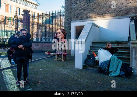 Den Haag, Niederlande. 19th. November 2021. Die riesige Marionette wurde zerlegt und wartete darauf, sie in eine Kiste zu legen.am letzten Tag ihres Besuchs in den Niederlanden spazierte die riesige Marionette 'Little Amal', ein neunjähriges syrisches Flüchtlingsmädchen und über 11 Meter groß, durch das Stadtzentrum von Den Haag. Wo sich das Repräsentantenhaus befindet, um mit den Menschen auf den Straßen zu interagieren. Dieser Besuch wurde von Amare organisiert, einem neuen kulturellen Zentrum im Rahmen des Open Festivals. Mit ihrem Besuch will Amal in ganz Europa die Aufmerksamkeit auf die Not junger Flüchtlinge lenken, die aus Syrien geflohen sind. Während er Stockfoto