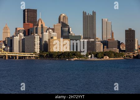 Stadtbild von Pittsburgh, Pennsylvania. Allegheny und Monongahela im Hintergrund. Ohio River. Pittsburgh Downtown mit Wolkenkratzern und wunderschön Stockfoto