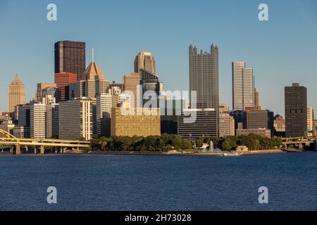 Stadtbild von Pittsburgh, Pennsylvania. Allegheny und Monongahela im Hintergrund. Ohio River. Pittsburgh Downtown mit Wolkenkratzern und wunderschön Stockfoto