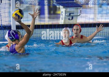 Schwimmbad Polo Natatorio, Rom, Italien, 19. November 2021, S. Giustini (SIS Roma) während des Spiels SIS Roma gegen CN Mediterrani Barcelona - Waterpolo EuroLeague Women Stockfoto