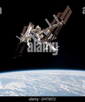 SPACE SHUTTLE ENDEAVOUR nach dem Andocken an der Internationalen Raumstation während der STS-134 im Mai 2011. Es flog insgesamt 25 Missionen. Stockfoto