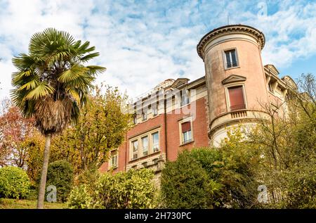 Ansicht des historischen Gebäudes der Villa Toeplitz in der Herbstsaison in Varese, Lombardei, Italien Stockfoto