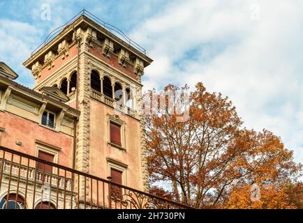 Ansicht des historischen Gebäudes der Villa Toeplitz in der Herbstsaison in Varese, Lombardei, Italien Stockfoto