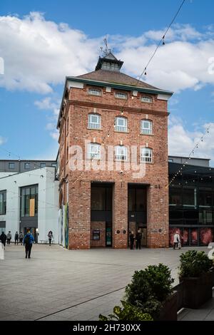 Altes Brauereigebäude im Brauereiviertel in Cheltenham Gloucestershire, Großbritannien am 16. November 2021 Stockfoto