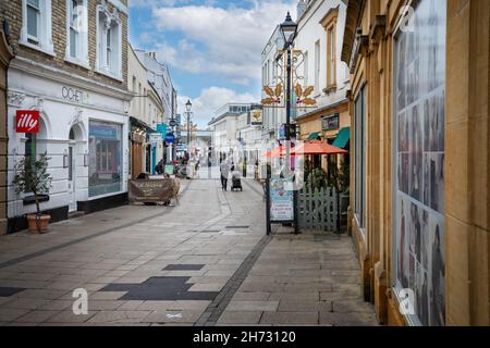 Blick auf die Regent Street in Richtung Regent Arcade in Cheltenham Gloucestershire, Großbritannien, am 16. November 2021 Stockfoto