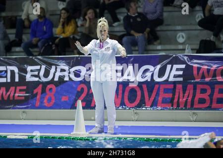 Rom, Italien. 19th Nov, 2021. Schiedsrichterspiel während des SIS Roma gegen CN Mediterrani Barcelona, Waterpolo EuroLeague Frauenspiel in Rom, Italien, November 19 2021 Quelle: Independent Photo Agency/Alamy Live News Stockfoto