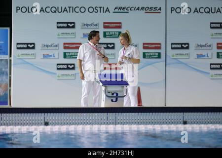 Rom, Italien. 19th Nov, 2021. Schiedsrichterspiel während SIS Roma gegen CN Mediterrani Barcelona, Waterpolo EuroLeague Frauenspiel in Rom, Italien, November 19 2021 Quelle: Independent Photo Agency/Alamy Live News Stockfoto