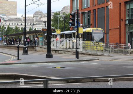 Straßenbahn Manchester Metrolink in Piccadilly. Stockfoto