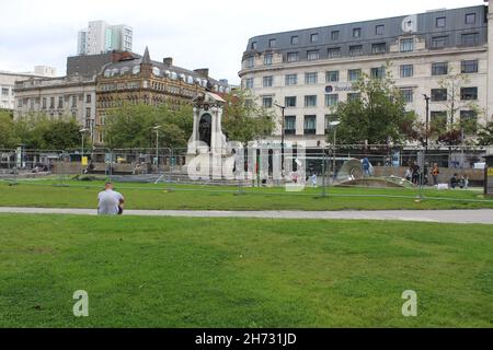 Weitaufnahme der Queen Victoria Statue in Piccadilly Gardens, Manchester. Stockfoto