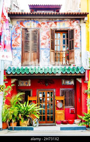 SINGAPUR - 6. SEPTEMBER 2017: Altes Peranakan-Haus der frühen 1900s. Diese Architektur aus der Vorkriegszeit ist ein kulturelles Erbe Singapurs, wurde aber renoviert Stockfoto