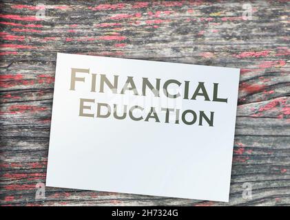 Wörter auf der Seite für die Finanzbildung und Zeichen des Dollars auf Papier. Business School-Konzept Stockfoto