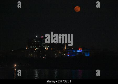 Howrah, Indien. 19th. November 2021. Vollmond, der am glückverheißenden Tag von Kartik Purnima über dem Ganges beobachtet wird. (Foto von Biswarup Ganguly/Pacific Press) Quelle: Pacific Press Media Production Corp./Alamy Live News Stockfoto