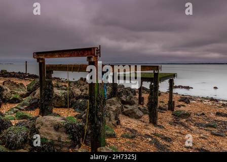 isle of wight Küstenlinie alter verfallener Steg oder Pier am Meer bei Gurnard in der Nähe der cowes Insel wight Küstenlinie. isle of wight Küstensteg bei Sonnenuntergang. Stockfoto