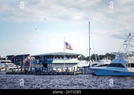 Segelboote, die an einem schönen sonnigen Tag am Annapolis City Dock (Ego Alley) in Annapolis Maryland segeln können Stockfoto