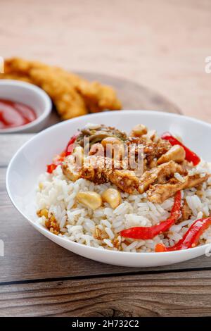 Teriyaki-Huhn mit Reis, Paprika und Sesam Stockfoto