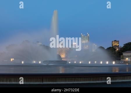 Point State Park Fountain in Pittsburgh, Pennsylvania. Langzeitbelichtung Fotoshooting und verschwommenes Wasser aufgrund der Langzeitbelichtung. Abend Stockfoto