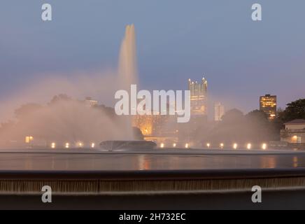 Point State Park Fountain in Pittsburgh, Pennsylvania. Langzeitbelichtung Fotoshooting und verschwommenes Wasser aufgrund der Langzeitbelichtung. Abend Stockfoto