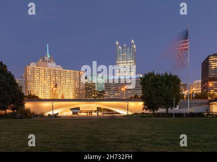 Point State Park bei Nacht in Pittsburgh, Pennsylvania. Langzeitbelichtung Fotoshooting und verschwommenes Wasser aufgrund der Langzeitbelichtung. Abend Stockfoto