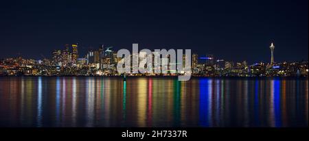 Die Skyline von Seattle spiegelt sich in Lake Union vom Gas Works Park in Washington wider Stockfoto