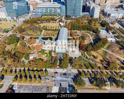 Luftaufnahme des Stadtbildes der Innenstadt und der Myriad Botanical Gardens in Oklahoma Stockfoto