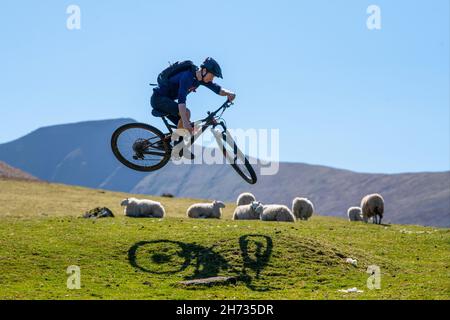 Zwei Männer fahren im Brecon Beacons National Park in Wales, Vereinigtes Königreich, Mountainbikes. Stockfoto