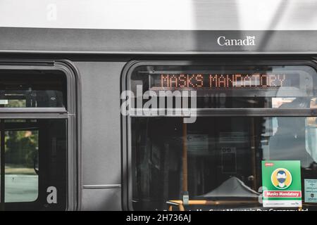 Vancouver, Kanada - September 3,2021: Ansicht der Schildermaske obligatorisch auf dem Translink Bus in Vancouver Stockfoto