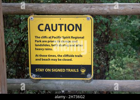 Vancouver, Kanada - 3,2021. September: Blick auf das Warnschild am Pacific Spirit Regional Park. Steile Klippen. Stockfoto