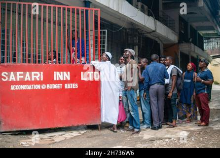 DAR es SALAAM, TANSANIA - 2020. JANUAR: Eine Gruppe von Afrikanern wathing Fußball auf der Straße, eine große Schlange auf der Straße. Viele Menschen waten Stockfoto
