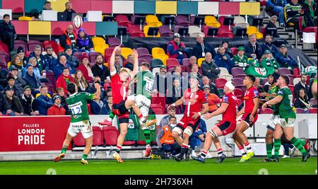 London, Großbritannien. 19th. November 2021. Ollie Hassell-Collins und Terrance Hepetema aus London Irischreach für den Ball während des Gallagher Premiership Rugby-Spiels zwischen London Irish und Saracens am 19. November 2021 im Brentford Community Stadium, London, England. Foto von Phil Hutchinson. Nur zur redaktionellen Verwendung, Lizenz für kommerzielle Nutzung erforderlich. Keine Verwendung bei Wetten, Spielen oder Veröffentlichungen einzelner Clubs/Vereine/Spieler. Kredit: UK Sports Pics Ltd/Alamy Live Nachrichten Stockfoto