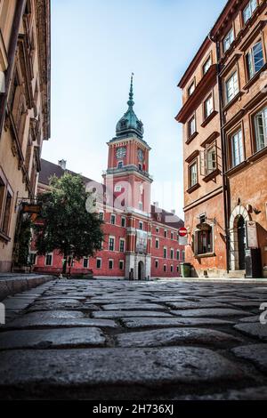 Warschauer Altstadt, Blick auf einen Sommermorgen des Warschauer Schlosses im historischen Viertel Stare Miasto in Warschau, eine Straße vom alten Schlossplatz entfernt. Stockfoto