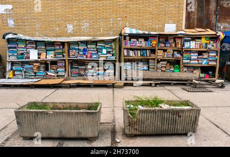 Dar Es Salaam, Tansania: Kostenloses Bücherregal auf der Straße in Afrika Stockfoto
