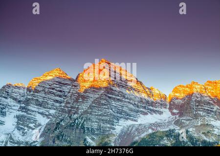 Landschaftsfoto der Glocke von Maroon in Aspen Colorado, Herbstsaison, USA bei Sonnenuntergang Stockfoto