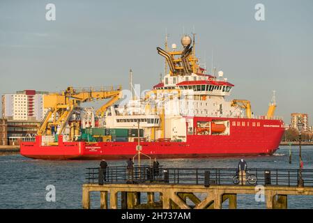 RRS Sir David Attenborough kommt am 17/11/2021 in Portsmouth, Großbritannien, an, um Flugkraftstoff zu laden, bevor es seine Jungfernfahrt in die Antarktis beginnt. Stockfoto