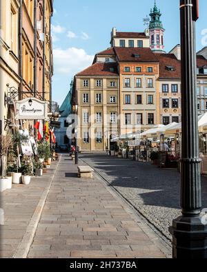 Warschauer Altstadt, Blick an einem Sommerabend auf den Altstädter Ring im historischen Viertel Stare Miasto in Warschau. Stockfoto