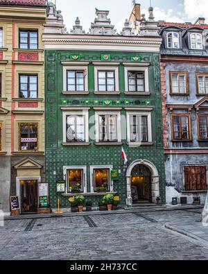 Warschauer Altstadt, Blick an einem Sommerabend auf den Altstädter Ring im historischen Viertel Stare Miasto in Warschau. Stockfoto