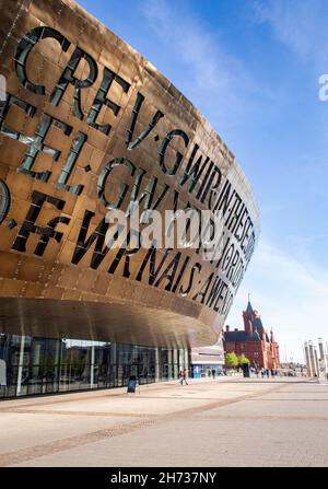 Cardiff, Großbritannien, 20. April 2019. Außenansicht des Wales Millennium Center an einem sonnigen Tag. Die Übersetzung für Walisisch lautet: 'Wahrheit schaffen wie Glas Stockfoto