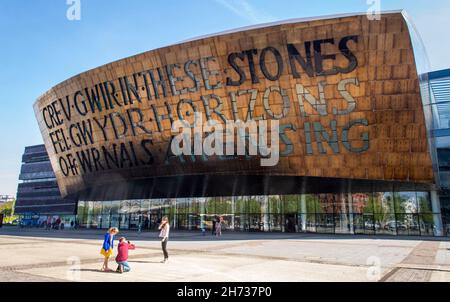 Cardiff, Großbritannien, 20. April 2019. Außenansicht des Wales Millennium Center an einem sonnigen Tag. Die Übersetzung für Walisisch lautet: 'Wahrheit schaffen wie Glas Stockfoto