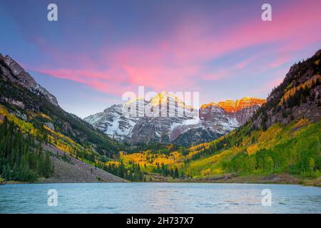 Landschaftsfoto der Glocke von Maroon in Aspen Colorado, Herbstsaison, USA bei Sonnenuntergang Stockfoto